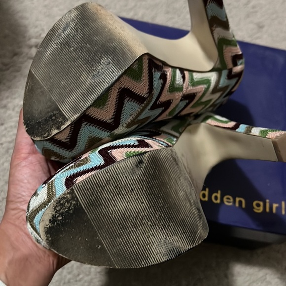 Multi colored zigzag pattern platform pumps - Picture 4 of 5